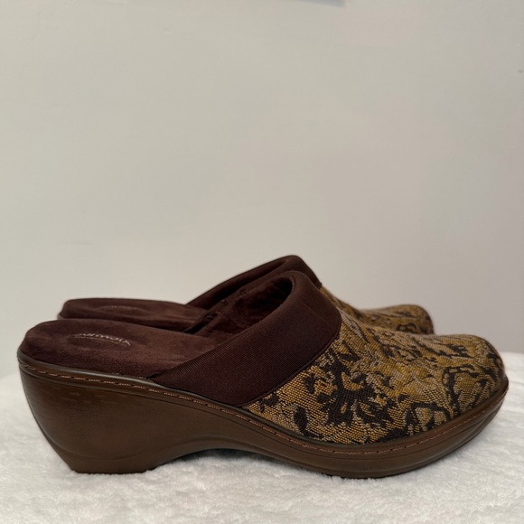 SoftWalk Size 9 Brown and Gold Patterned Mules - Picture 2 of 11